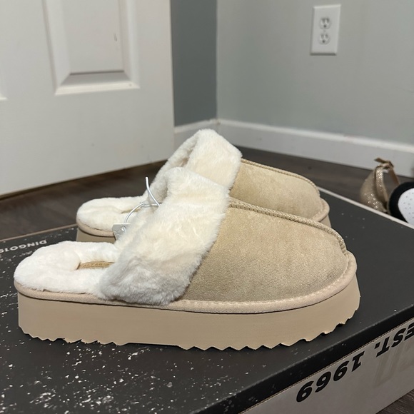 Slippers - Picture 1 of 2